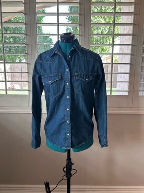 Levi’s Denim Western Snap Shirt – Size Small